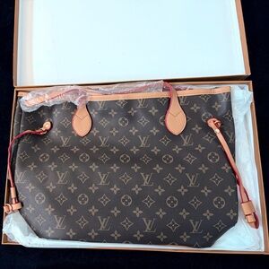BNWT and w/box never used never full tote bag handbag purse